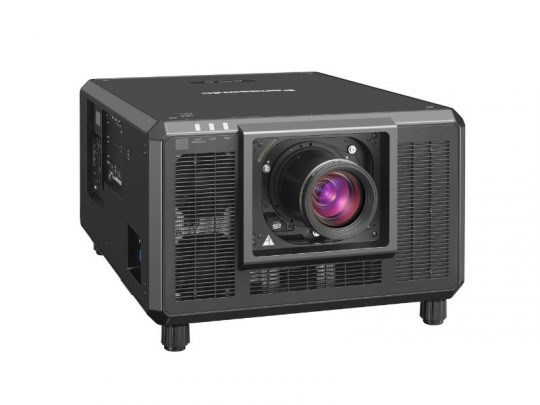 Panasonic PT-RQ35K 32.000 Lumen 3-Chip DLP Projektor in Schwarz mit großen Lüftungsgittern und markanter Frontlinse; leistungsstarker Event-Beamer, ideal für die Vermietung.