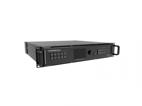 NovaStar VX2000 Pro All-In-One LED-Controller als schwarzes Rackmount-Gerät mit Bedientasten, Display und seitlichen Griffen, schräg auf weißem Hintergrund fotografiert - ideal für professionelle LED-Steuerung und Bühnenveranstaltungen.