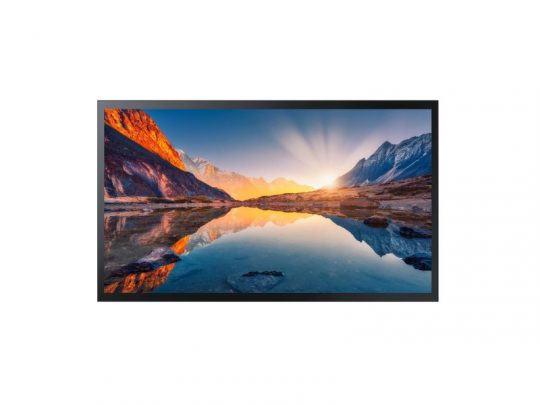 Gerahmtes Foto "Mountain Sunrise" - Ein stimmungsvolles Landschaftsbild zeigt Sonnenstrahlen eines Sonnenaufgangs oder -untergangs über schneebedeckten Bergen, die sich in einem ruhigen See spiegeln; im Vordergrund Felsen. Perfektes Wandbild für Natur- und Bergliebhaber.