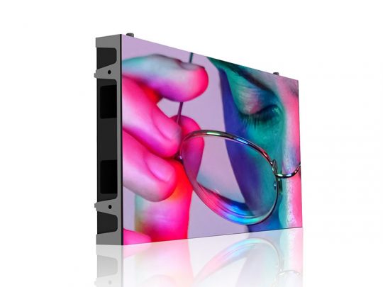 Das Produktbild zeigt einen digitalen Bildschirm, auf dem groß eine Person mit Brille zu sehen ist. Die Brille wird nah ans Gesicht gehalten, während farbenfrohe pinke, blaue und lilafarbene Lichter das Porträt beleuchten. Der Hintergrund ist weiß und unter dem Display spiegelt sich das Bild leicht. Ideal für die Präsentation moderner LED-Displays oder Monitore mit brillanter Farbdarstellung.