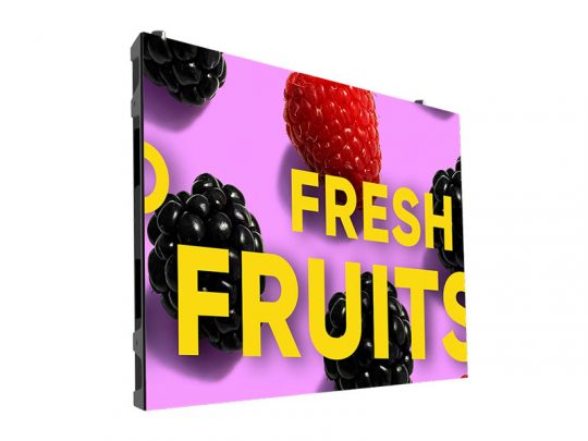 Digitales Display mit dem Schriftzug "FRESH FRUITS" in kräftigen gelben Buchstaben, darunter Abbildungen von schwarzen Brombeeren und einer roten Himbeere auf leuchtend pinkem Hintergrund; ideal für die Bewerbung von frischem Obst oder als Werbedisplay für Früchte.