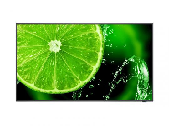 Nahaufnahme eines Fernsehbildschirms, auf dem das Modell "Samsung QLED 4K TV" eine leuchtende, detaillierte Nahaufnahme einer aufgeschnittenen Limette mit spritzendem Wasser vor grün-schwarzem Hintergrund zeigt. Das Bild betont die brillante Farbdarstellung und Schärfe des Bildschirms - ideal für Produktpräsentationen von hochwertigen Fernsehern.