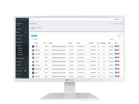 Computerbildschirm mit geöffneter medizinischer Dashboard-Software "Patient Manager"; auf dem Monitor ist eine Patientenliste als Tabelle zu sehen, die Namen, Patientennummern, Kontaktdaten, Termindaten und Aktionsmöglichkeiten anzeigt. Links im Bild sind Navigationsmenüs für verschiedene Funktionen der Praxissoftware sichtbar.