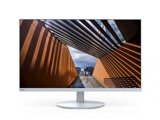 Moderner Computer-Monitor mit dünnem weißem Rahmen, auf dem ein Foto einer architektonischen Struktur mit orangefarbenen Wänden und streifenförmigen Schatten zu sehen ist, die in einen offenen Himmel und entfernte Gebäude führen. Perfekt für stilvolles Home-Office oder Grafikdesign-Anwendungen.