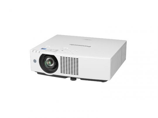 Weißer Panasonic Beamer mit großer Linse vorne links, Lüftungsgittern an Vorder- und Seite sowie Bedienknöpfen auf der Oberseite; das Gerät steht auf weißem Hintergrund.