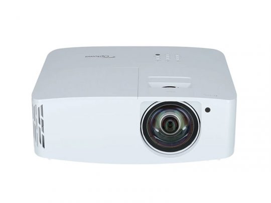 Weißer Beamer "XGIMI MoGo 2 Pro" mit großer Linse vorne und mehreren Bedienknöpfen oben, leicht seitlich von vorne fotografiert. Das moderne Design des Projektors ist klar erkennbar.