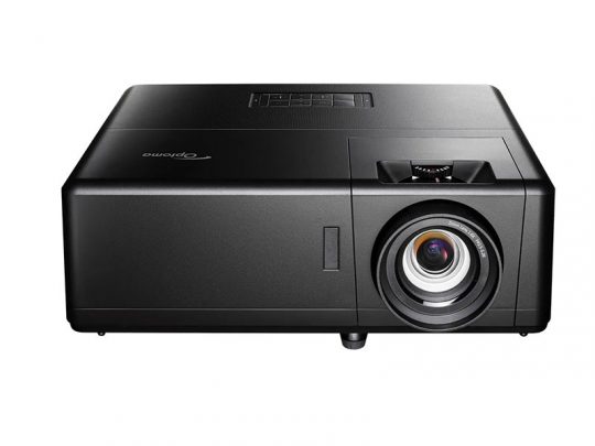 Schwarzer Optoma Beamer, von vorne fotografiert, mit deutlich sichtbarem Objektiv und Bedienknöpfen auf der Oberseite - ideal als leistungsstarker Projektor für Heimkino oder Präsentationen.