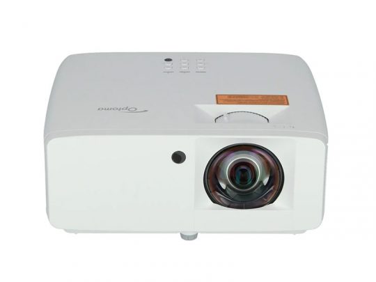 Weißer Optoma Beamer mit großem Objektiv vorne rechts, Bedienknöpfen oben und kleinem rundem Sensor neben dem Objektiv auf weißem Hintergrund. Ideal für Präsentationen und Heimkino.