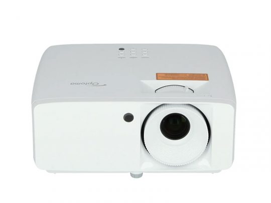 Weißer Optoma Beamer von vorne, rechts das große Objektiv, oben deutlich sichtbare Bedienknöpfe - ideal für Heimkino oder Präsentationen.