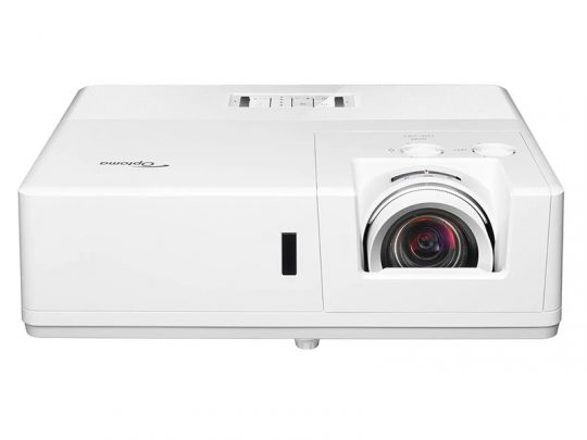 Produktbild des weißen Optoma Projektors: Der Beamer ist frontal abgebildet, das große Objektiv befindet sich rechts, auf der Oberseite sind Bedienknöpfe sichtbar. Ideal für gestochen scharfe Projektionen in Heimkino oder Büro.